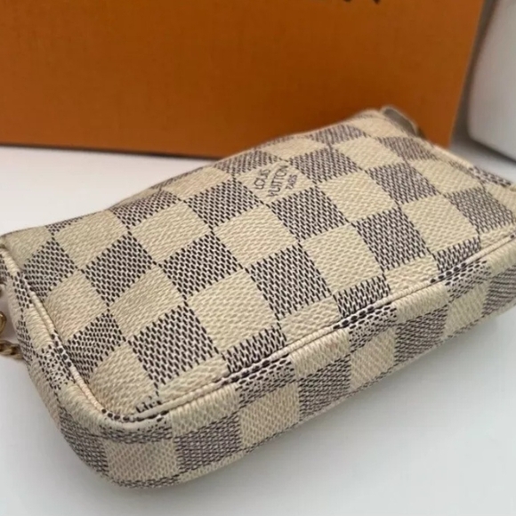 Louis Vuitton Cream and Bleu Clutch with Signature Style - Picture 3 of 15